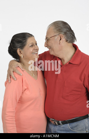Couple Senior citizen indiennes à la recherche d'amour sur fond blanc Banque D'Images