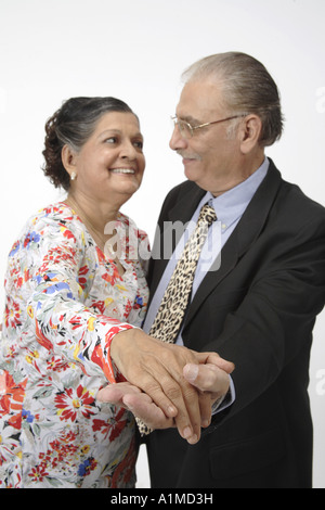 Indian Senior citizen couple mari femme main dans la main Banque D'Images