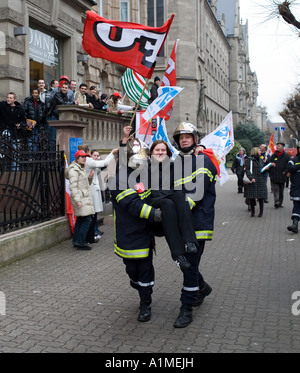 14 2006 avril, 2 pompiers portant une jeune protestante portant un drapeau FO, marche de protestation contre la directive Bolkestein, Strasbourg, Alsace, France, Europe Banque D'Images