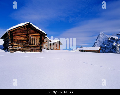 Vue depuis la montagne neige cabanes près du village de murren à Mont Eiger swiss alpes Suisse oberland highland Banque D'Images