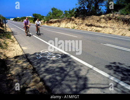 Tour de croisière sur les vélos piste cyclable sur route de campagne île de Formentera Baléares Espagne Banque D'Images