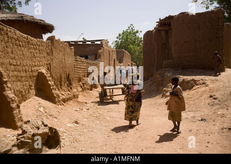 Les femmes travaillant dans la ville de Ségou, Segoukoro le vieux,le Mali, Afrique de l'Ouest Banque D'Images