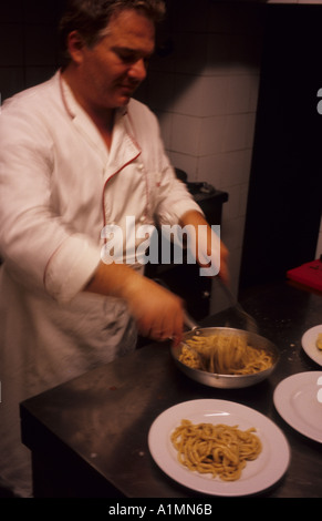 Le Chef Massimo dans son restaurant cuisine à Montichiello Toscane Italie EU Banque D'Images