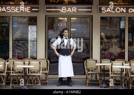 Un serveur d'attente pour les clients de Paris Banque D'Images