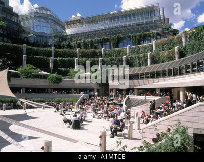 Broadgate circle édifices avec espace extérieur pour groupe de travailleurs pour se détendre et profiter de la pause déjeuner dans le soleil d'été Ville de London England UK Banque D'Images