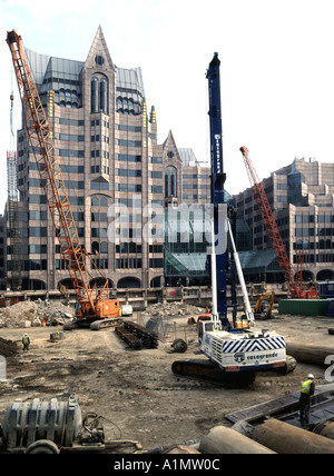 Ville de London heavy matériel de battage l'installation de fondations sur chantier Banque D'Images