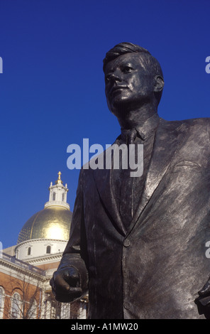 John F Kennedy statue sur les motifs de la Massachusetts Statehouse dans Boston Beacon Hill Banque D'Images
