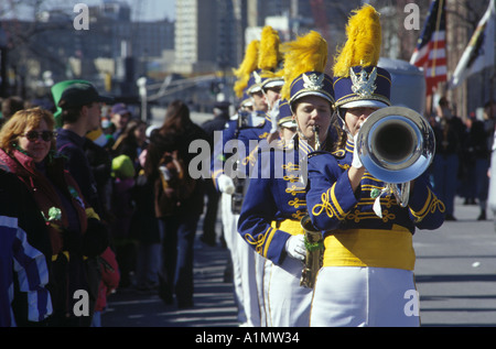 L'une des nombreuses fanfares participant à la Saint Patrick s Day Parade à South Boston Banque D'Images