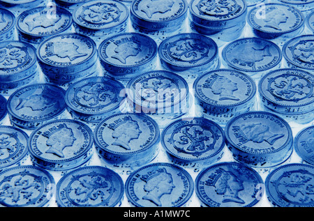 Close up des piles de pièces d'une livre sterling négatif inversé le concept couleurs blues financier Banque D'Images