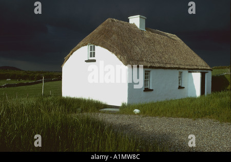 Une tempête SOMBRE CIEL SUR UN RENTALTHATCHED BLANC MAISON DE VACANCES CHALET À COROFIN CO CLARE IRELAND Banque D'Images