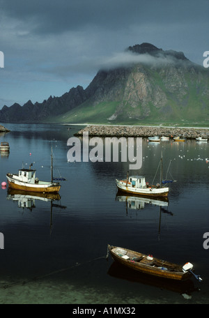 La Norvège, les îles Vesteralen Île Andoya, bateaux de pêche dans le port de Bleik Banque D'Images