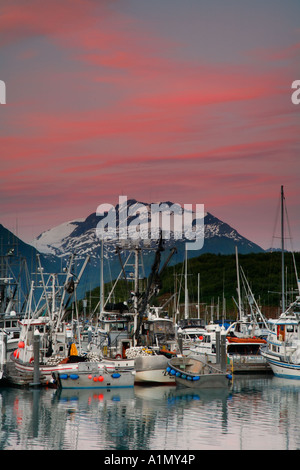 Bateau au coucher du soleil le port de Valdez Valdez Prince William Sound, Alaska Banque D'Images