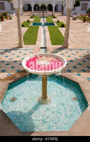 Fontaine dans les motifs d'Usha Kiran Palace dans la ville de Gwalior dans la région de Madhya Pradesh de l'Inde centrale Banque D'Images