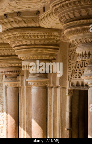 Sculptures détaillées dans le Man Mandir Palace à Gwalior fort dans la ville de Gwalior dans la région de Madhya Pradesh de l'Inde Banque D'Images