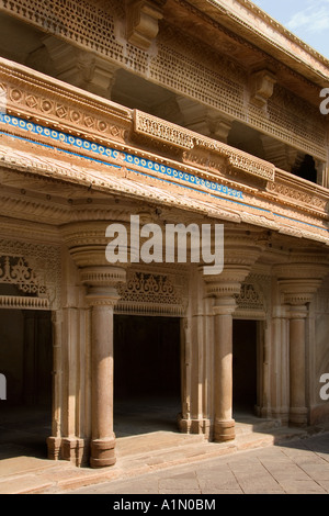 Sculptures détaillées dans le Man Mandir Palace à Gwalior fort dans la ville de Gwalior dans la région de Madhya Pradesh de l'Inde Banque D'Images