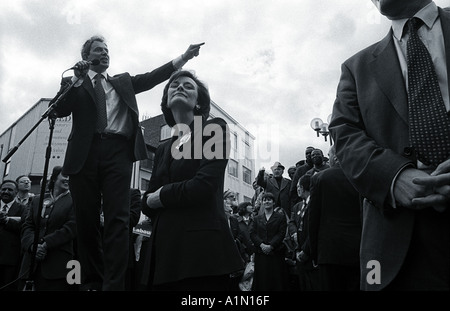 Cherie Blair, Tony Blair et Heckler, Luton, campagne électorale 1997 Banque D'Images