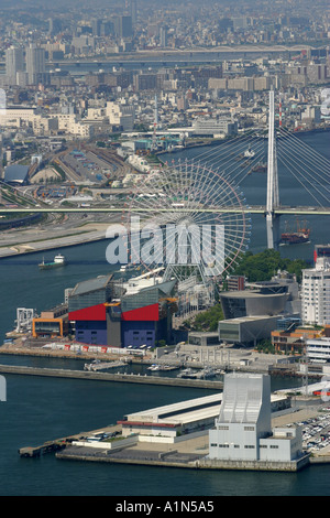 Vue aérienne de la ville et le port d'Osaka au Japon prise depuis le sommet de l'immeuble du World Trade Centre en Asie Banque D'Images