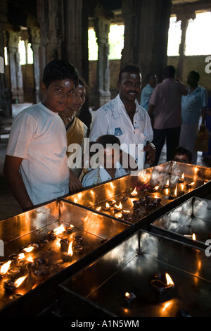Les dévots hindous en prière dans le temple de Minakshi Sundareshvara à Madurai dans le Tamil Nadu, région du sud de l'Inde Banque D'Images