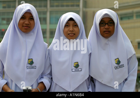 Malaysian lycéennes en costume traditionnel de l'uniforme scolaire de la ville de Kuala Lumpur Malaisie Asie Banque D'Images