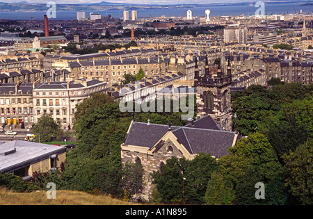 Les bâtiments en pierre de la nouvelle ville d'Edimbourg et Leith avec le Firth of Forth en Écosse Banque D'Images