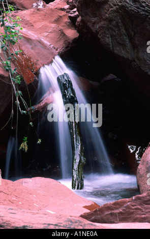 Se connecter à Red Rock Cascade Provence France Banque D'Images