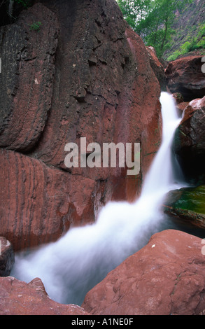 Cascade Tomber Red Rocks en Provence France Banque D'Images