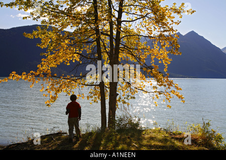 Un garçon au camping du lac Sentier Péninsule Kenai Chugach National Forest Alaska MR Banque D'Images