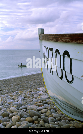 Plage de Chesil Bateaux de pêche dans le comté de Dorset, Angleterre, Royaume-Uni Banque D'Images