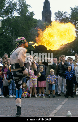 Un mangeur de feu l'exécution DEVANT FOULE Edinburgh Fringe Festival Banque D'Images