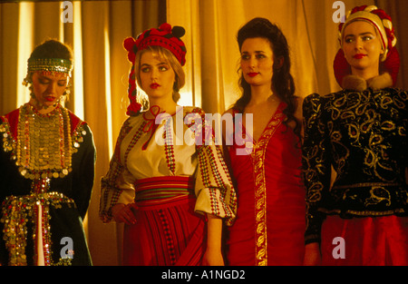 Les participants vêtus de costumes régionaux TRADITIONNELS EN MISS URSS MOSCOU CONCOURS DE BEAUTÉ Banque D'Images