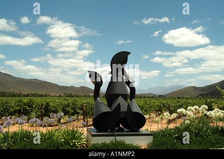 Le Graham Beck wine estate au Robertson western cape Afrique du Sud RSA metal sculpture surplombe vignes Banque D'Images