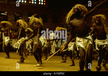 Danseurs de TORA DU RWANDA EFFECTUER DANS LA CAPITALE KIGALI AFRIQUE Banque D'Images