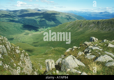 Vue de haut dans l'ouest des Highlands d'Écosse à la ferme de la vallée sur près de Loch Linnhe avec Ben Nevis, en grande distance Banque D'Images