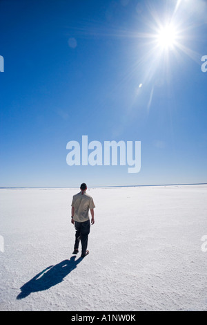 Personne marchant sur le Lac Hart Stuart Highway près de Woomera en Australie du Sud Australie de l'Outback Banque D'Images