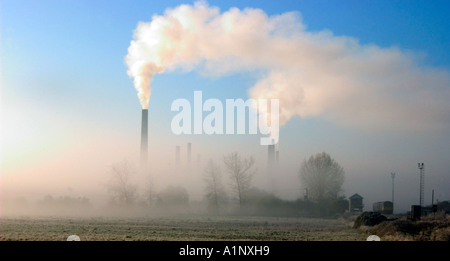 Cheminées stewartby fumeurs pollution in brick works empreinte carbone Banque D'Images