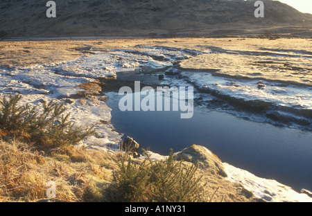 Fine pellicule de glace brisée laissé par le retrait des marées sur le bord de l'estuaire de la rivière Banque D'Images