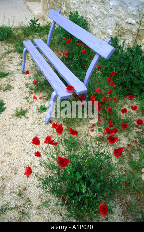 Joli jardin bleu trouvé banquette dans un petit village de Provence France Banque D'Images