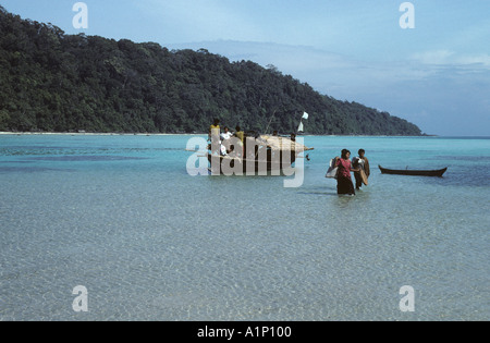 Aussi connu sous le Saleeter Moken Coiffure Salone ou Morgan gitans de la mer de l'archipel Mergui Thaïlande vivre leur vie traditionnelle Banque D'Images