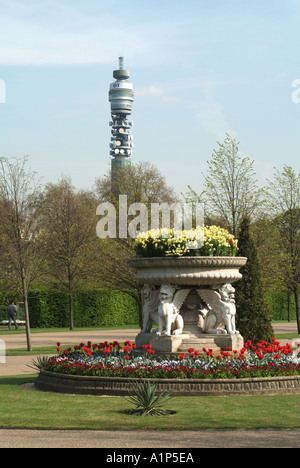 Regents Park Londres printemps fleurs bulbes en fleurs avec affichage de fonction du semoir au-delà de la tour de télécommunications BT Banque D'Images