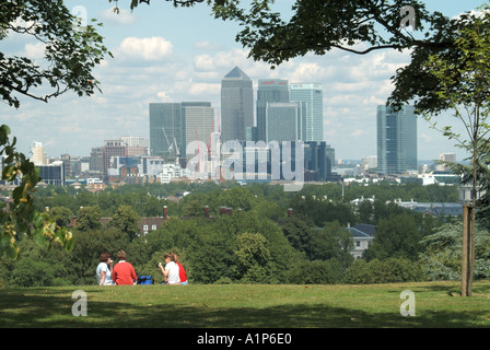 Vue depuis le Parc de Greenwich à vers Isle of Dogs et zone de réaménagement des docklands Canary Wharf Banque D'Images