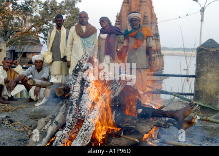 Un corps mort est incinéré sur les rives de la fleuve saint Ganges à Varanasi, dans le nord de l'Inde Banque D'Images