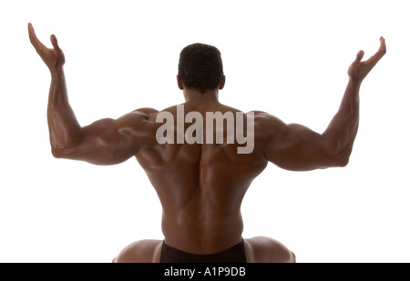 Vue arrière de bodybuilder masculin afro-américain levant les bras dans la pose de victoire, symbolisant la force, la forme physique et la détermination. ÉTATS-UNIS. Banque D'Images