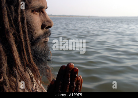 Un Indien sadhu prie sur les rives de la fleuve saint Ganges à Varanasi, dans le nord de l'Inde Banque D'Images