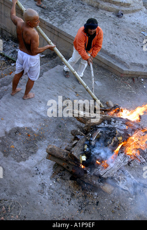 Un corps mort est incinéré sur les rives de la fleuve saint Ganges à Varanasi, dans le nord de l'Inde Banque D'Images