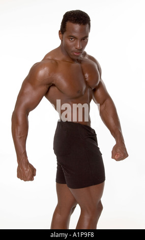 Vue latérale de bodybuilder masculin afro-américain montrant le physique musculaire, USA. Banque D'Images