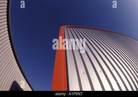 Grand angle de Chelmsford tourné vers le ciel du bas de l'entreposage industriel unités aluminium nervurée en garniture rouge Banque D'Images