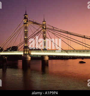 Coucher de soleil et lumières au crépuscule sur le légendaire Victorian Albert Bridge historique relie Chelsea au nord à Battersea au sud de la Tamise Londres Angleterre Royaume-Uni Banque D'Images