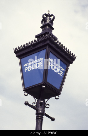 Lampe bleue traditionnelle de Londres à l'extérieur d'un poste de police métropolitaine Banque D'Images