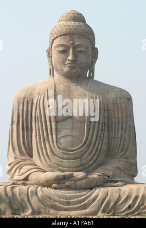 Une statue de Bouddha japonais près du temple de la Mahabodhi à Bodhgaya dans Bihar en Inde Banque D'Images