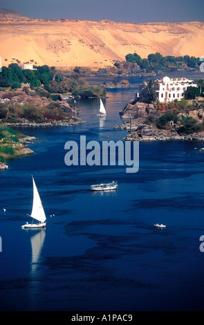 Voile latine deux felouques et d'autres bateaux de rivière sur le Nil Assouan Egypte Banque D'Images